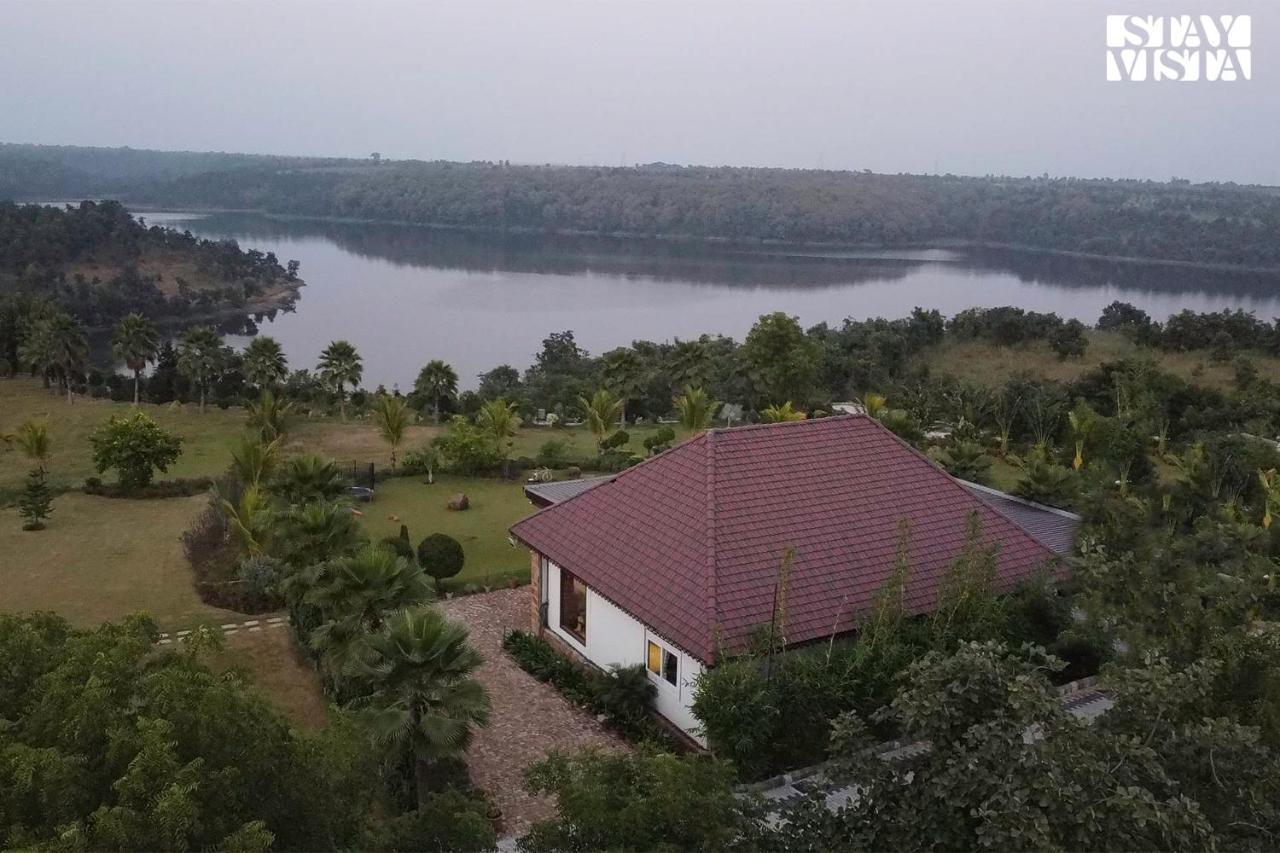 Stayvista'S Lakeside Whispers - Lake & Mountain-View Villa With Lawn & Indoor-Outdoor Games Nagpur Exterior foto